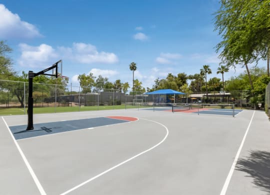 Basketball court at Lakeside Casitas apartments