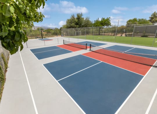 two tennis courts at Lakeside Casitas apartments