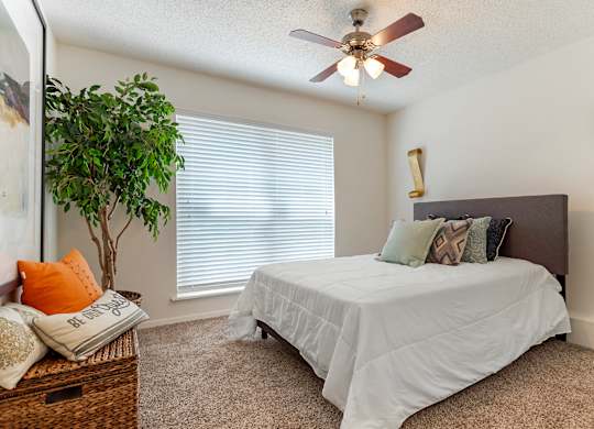 Bedroom with high ceiling fan at Lakeshore Landing Apartments, Ridgeland, MS, 39157