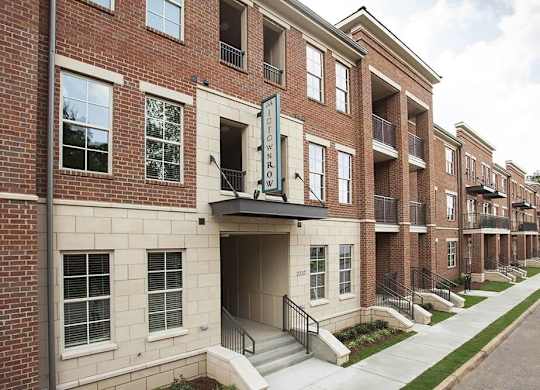 Street and Building View at Midtown Row Apartments, Montgomery, Alabama