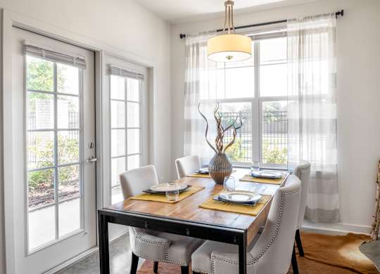 Dining at Robley Place, Lafayette, LA, 70503