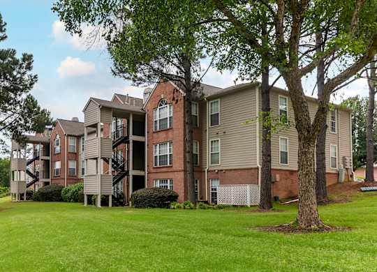 Front View Of Main Building at Southaven Pointe Apartments, Mississippi