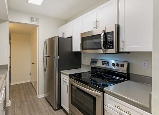 Kitchen at Southaven Pointe Apartments, Southaven, MS