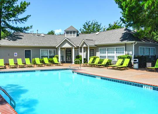 the resort style pool at Southaven Pointe Apartments, Southaven, MS 38671