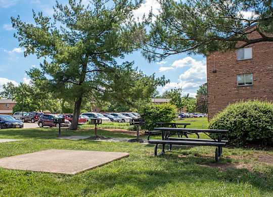 Exterior View at The Manor/The Manor East Apartments, Leesburg, 20176
