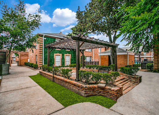 courtyard at Bellaire Oaks Apartments, Houston