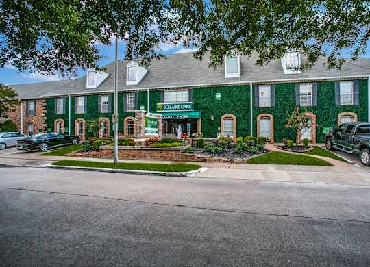 Exterior Landscape at Bellaire Oaks Apartments, Texas