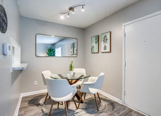 dining room at Bellaire Oaks Apartments, Houston, 77096