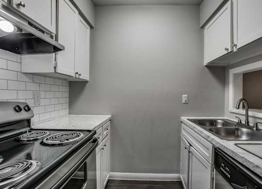 Fully Equipped Kitchen at Bellaire Oaks Apartments, Houston, TX