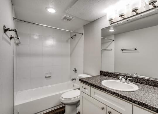 Bathroom at Bellaire Oaks Apartments, Texas, 77096