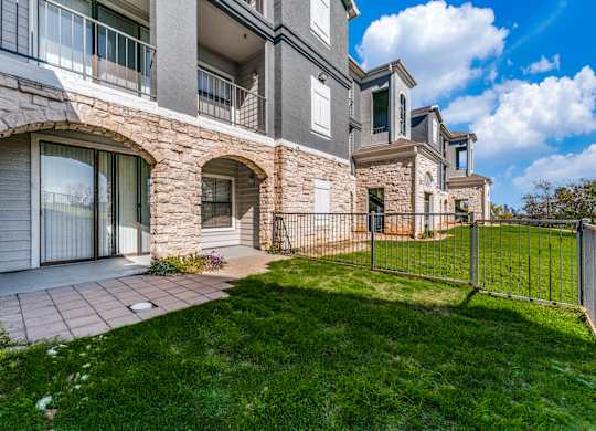 the preserve at ballantyne commons apartments balcony and yard