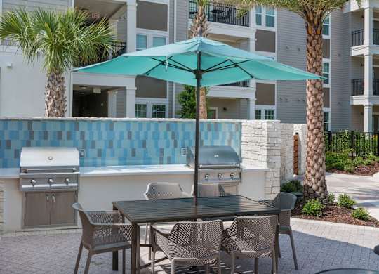 Riverview, FL Apartments – Sole at Brandon - Courtyard Grilling Areas with picnic tables