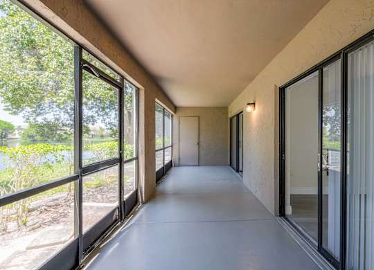 Pet-Friendly Apartments in Coconut Creek, FL – Waterview at Coconut Creek – screened in patio