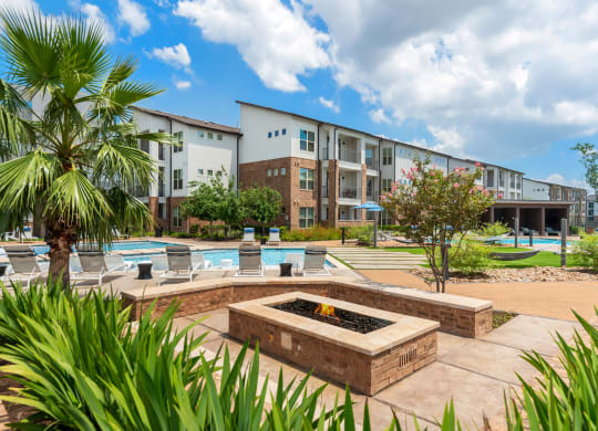 The Atwater Apartments Outdoor Fire Pit Area