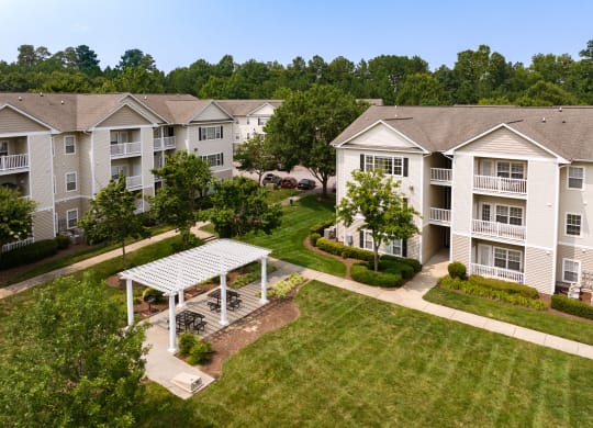 Courtyard with picnic area at Abberly Grove Apartment Homes, Raleigh, NC