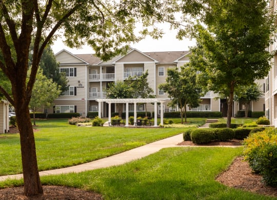 Landscaped courtyard with picnic area at Abberly Grove Apartment Homes, Raleigh, North Carolina