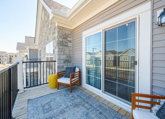 private balcony at the retreat at mount vernon apartments