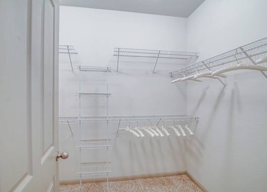 Travis - 2x2 1296 - Walk In Closet