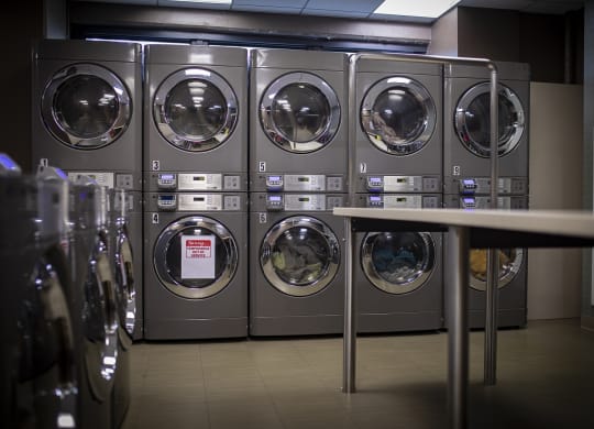 Modern Laundry Room at Twin Towers, Chicago