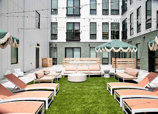 Outoor courtyard at The Artisan at 39th in Omaha, NE