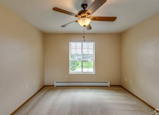 Upper Pineview,  Hall Bedroom, 2 Bed/2 Bath