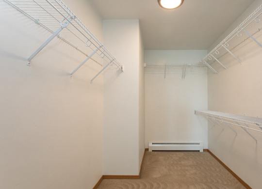 Upper Corner Pineview, Primary Bed/Closet, 2 Bed/2 Bath