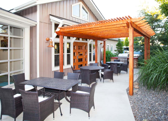 Island View Apartments Community Patio Dining
