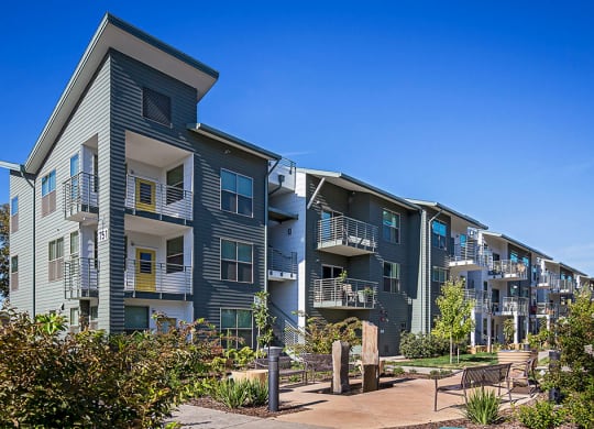 Capitol Yard Apartments_ West Sacramento CA_Lush Grounds