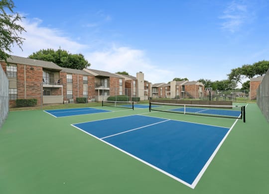 tennis court at the whispering winds apartments in pearland, tx