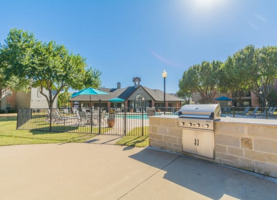 barbecue grill and picnic tables at Fountains of Denton in Denton, TX