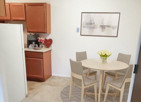 Dining Room at Timberbrook Apartments, Illinois, 61614