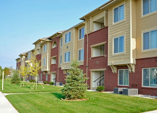Green Lawns at The Harbours Apartments, Clinton Twp, MI