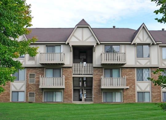 Apartment Building Exterior at Rivers Edge Apartments, Waterford, MI, 48327
