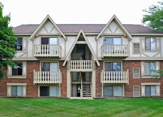 Apartment Building Exterior at Fox Pointe Apartments, East Moline, IL, 61244