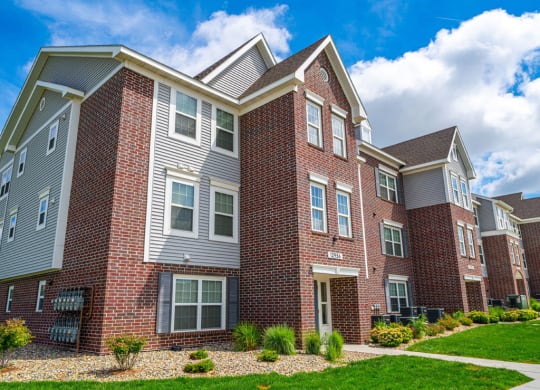 Elegant Exterior View Of Property at Andover Pointe Apartment Homes, La Vista, NE, 68138