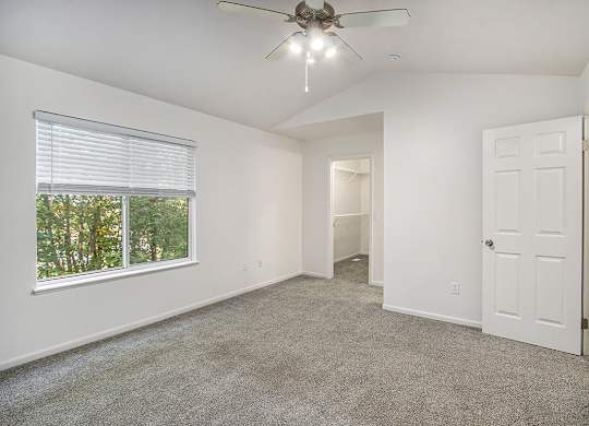 A room with a ceiling fan and carpeted floor at Autumn Lakes Apartments and Townhomes, Mishawaka, 46544
