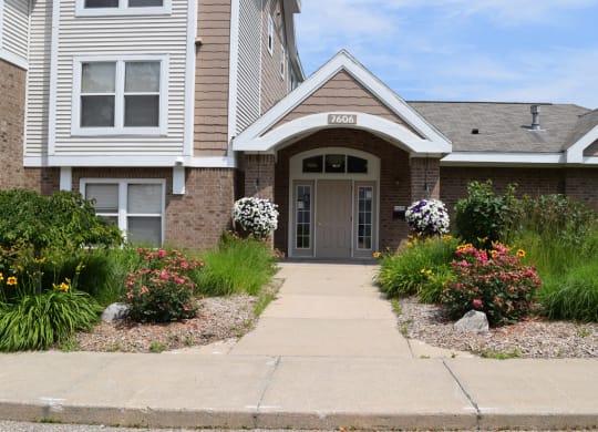 Walking Path to Leasing Office at Canal 2 Apartments, Lansing, MI 48917