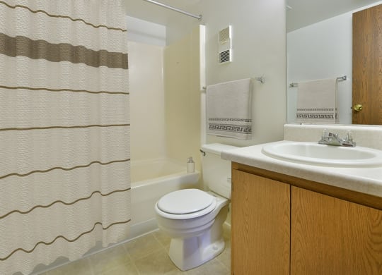 Luxurious Bathrooms at Charter Oaks Apartments, Davison, 48423