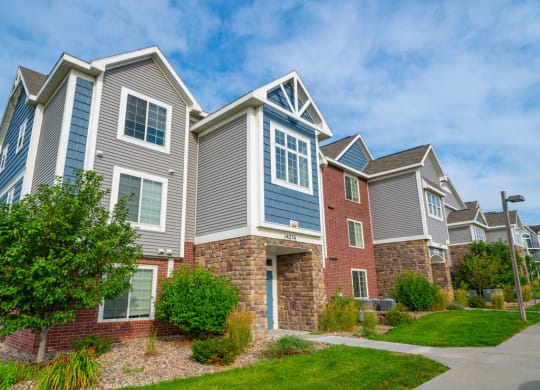Lush Green Grounds with Pathways at Colonial Pointe at Fairview Apartments, Bellevue, NE