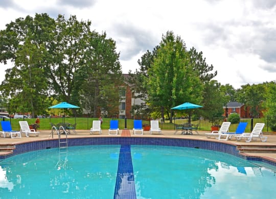 Swimming Pool & Sundeck at Windemere Apartments, Michigan, 48335
