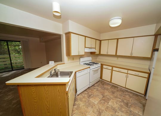 Fully Equipped Kitchen at Emerald Park Apartments, Michigan