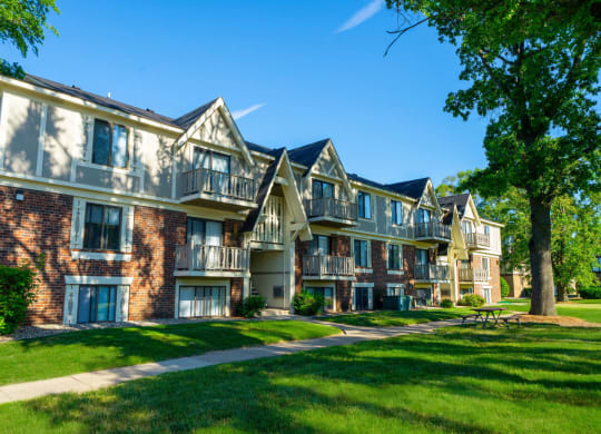Shaded Views with a picnic table at Fairlane Apartments, Springfield, MI, 49037