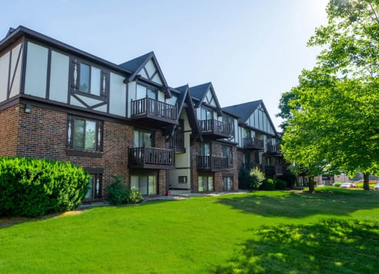 Expertly Landscaped Grounds at Fairlane Apartments, Springfield, MI, 49037