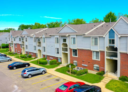 Expertly Maintained Grounds at Glenn Valley Apartments, Battle Creek, 49015