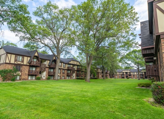 Courtyard With Green Space at Glen Oaks Apartments, Michigan, 49442