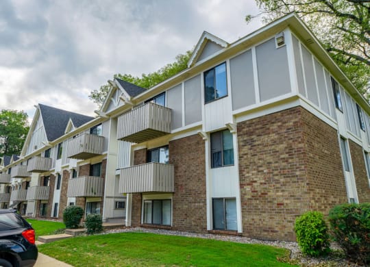 Well Maintained Exterior at Glen Oaks Apartments, Muskegon, Michigan