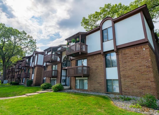 Courtyard With Walking Paths at Glen Oaks Apartments, Muskegon, 49442
