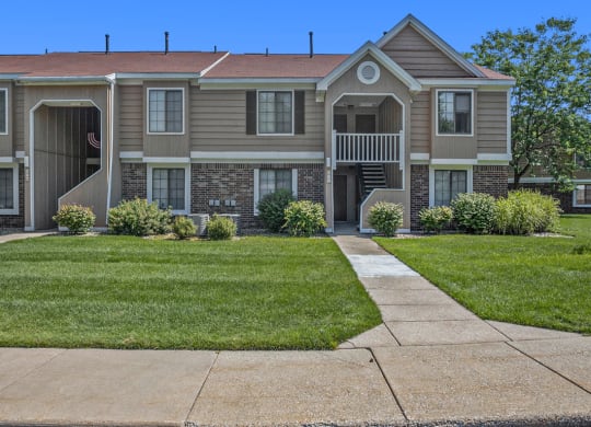 Well maintained apartment building at Hampton Lakes Apartments, Walker, MI, 49534