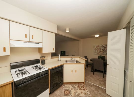 Kitchen with Dishwasher and Gas Range at Heatherwood Apartments in Grand Blanc, MI 48439