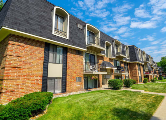 Courtyard With Green Space at Hickory Village Apartments, Mishawaka, 46545